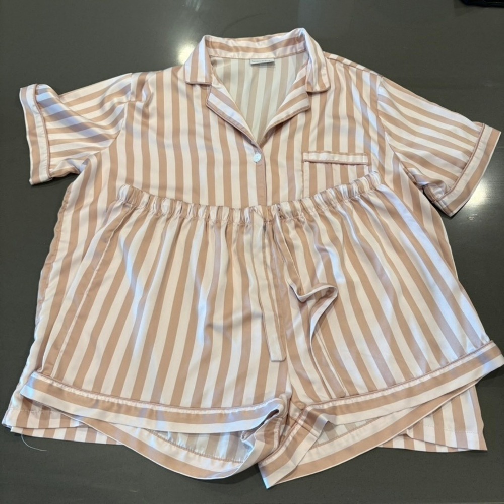 Serenedelicacy Womens XL Satin Pajama Set Tan White Striped‎ Short Sleeve Shorts